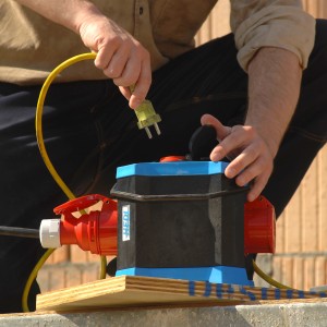 HEDI Steckdosenverteiler mit CEE-Stecker und Schutzkontakt-Steckdose in Schwarz-Blau.