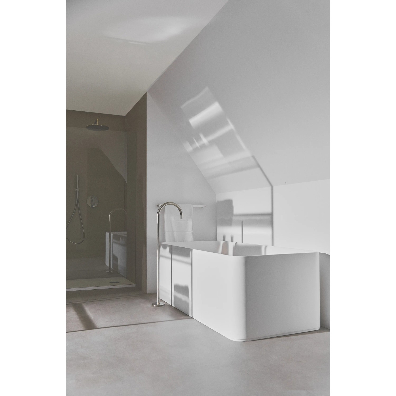 Ideal Standard Handbrause Idealrain Atelier Chrom im modernen Badezimmer.