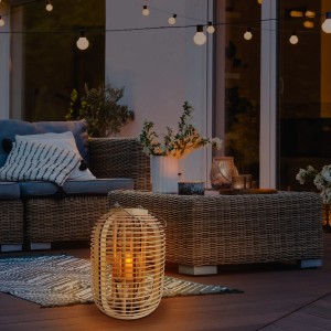 Näve Dekoleuchte Korb Natur mit LED-Solar-Kerze, warmweißes Licht für Garten und Terrasse.