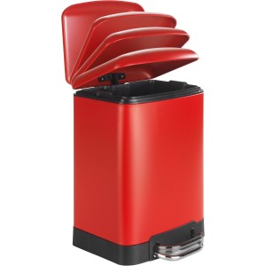 Roter Wenko Treteimer Studio, 6 Liter, mit geöffnetem Deckel. Ideal als Kosmetikeimer.
