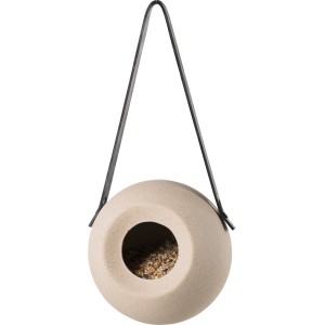 Beiges SingingFriend Vogelhaus Lisa, ein hängender Vogelfutterspender aus Keramik mit Futter.