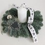 Weißes Adventsgesteck Nobilis mit Kerze, Schleife und Deko. Ø 23 cm.