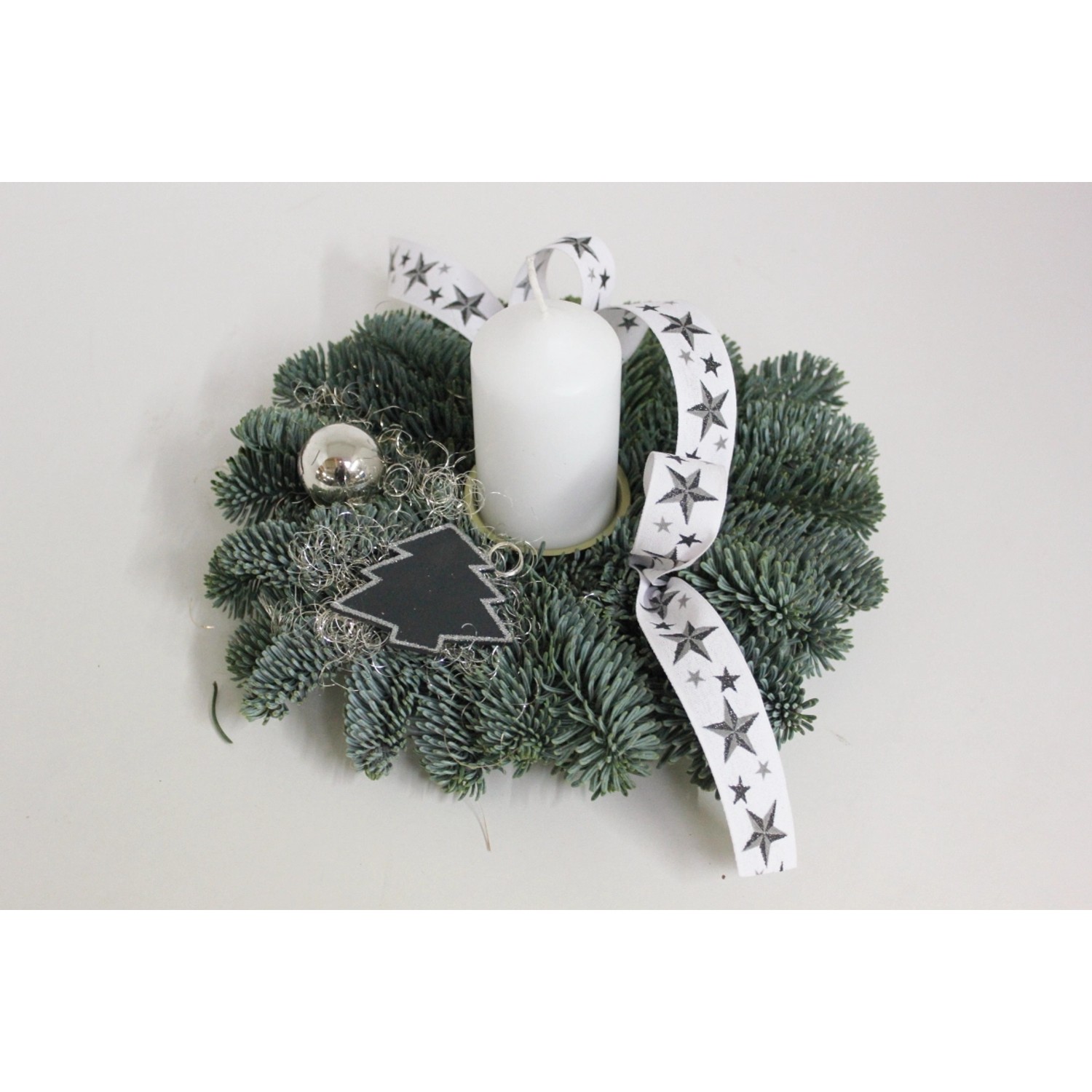 Weißes Adventsgesteck Nobilis mit Kerze, Schleife und Deko. Ø 23 cm.