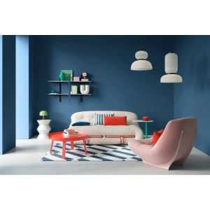 Modernes Wohnzimmer mit Wänden in Alpina Innenfarbe Pantone Stellar Blau. Matte Wandfarbe für stilvolle Innenräume.