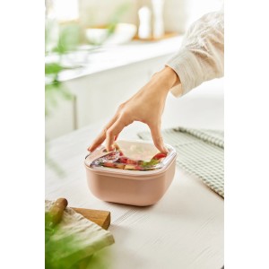 Rosa Rotho Frischhaltedose Ela 1 l mit Salat, Hand schließt Deckel.