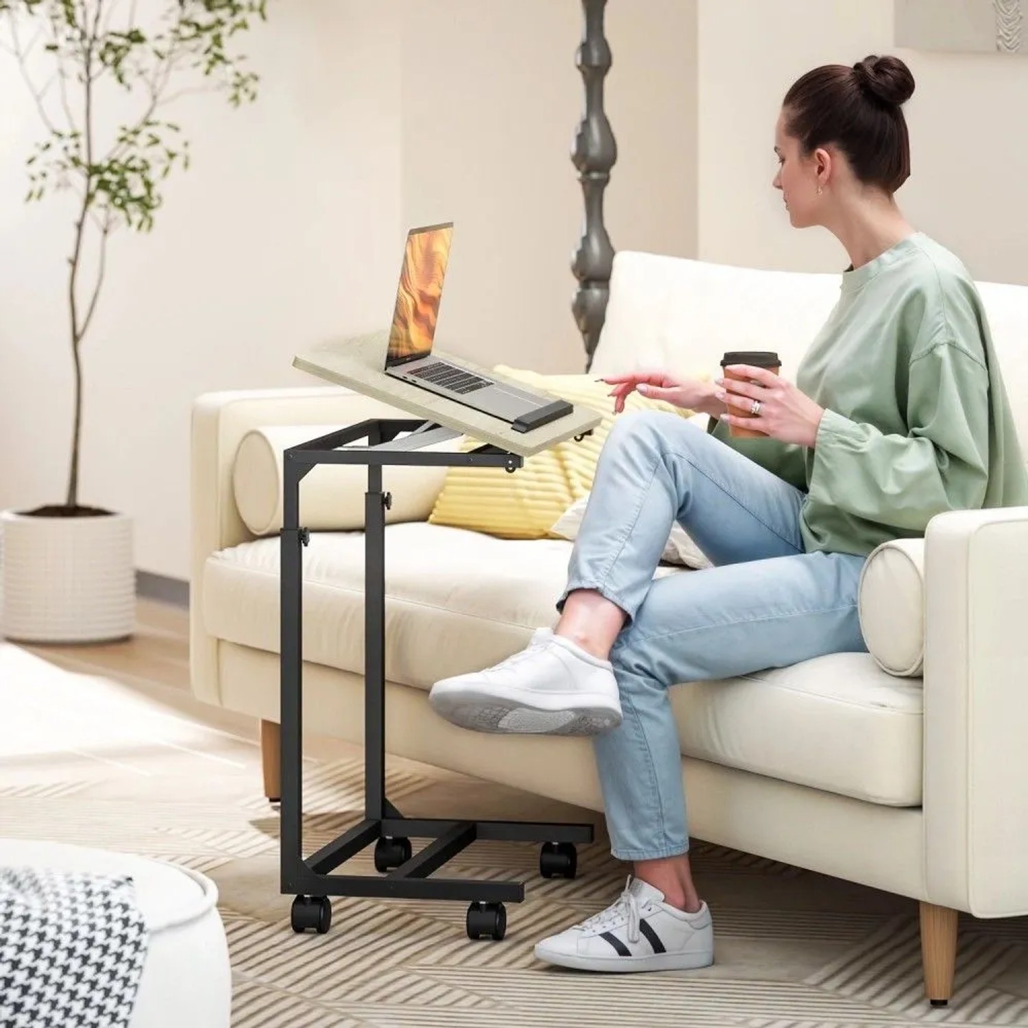 HOMCOM Beistelltisch Eiche/Schwarz, höhenverstellbar, neigbare Platte mit Laptop, auf Rollen am Sofa.