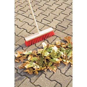 LUX Straßenbesen 40 cm mit Stiel und roten Borsten kehrt Laub auf Pflastersteinen.