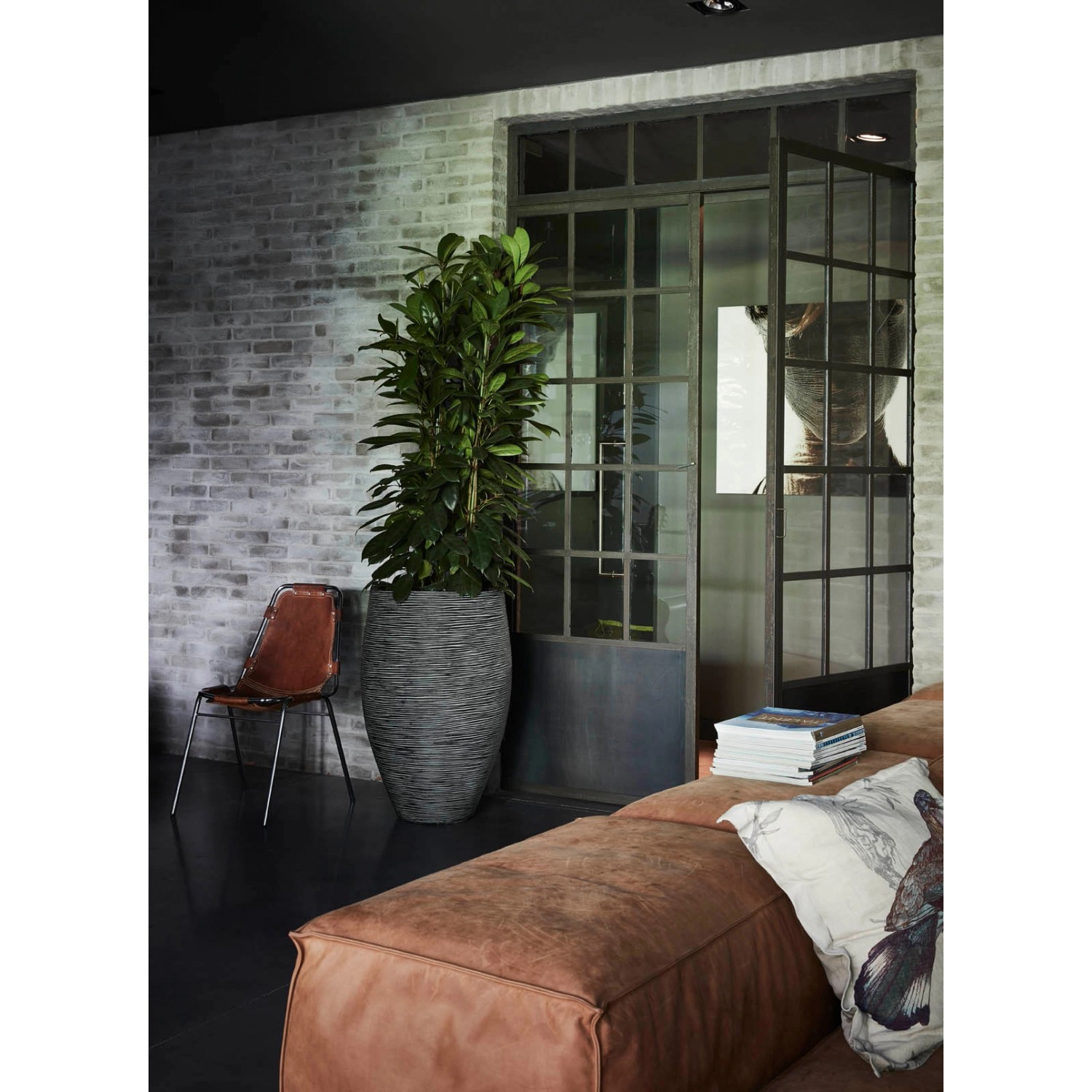 Anthrazitfarbener Capi Pflanztopf Nature Rib Elegant Deluxe, Ø 45 cm, Höhe 72 cm. Pflanzsäule mit Riffelstruktur.