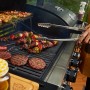 Pit Boss Memphis Kombi-Grill mit Grillgut: Burger, Spieße und Würstchen auf dem Gasgrill.