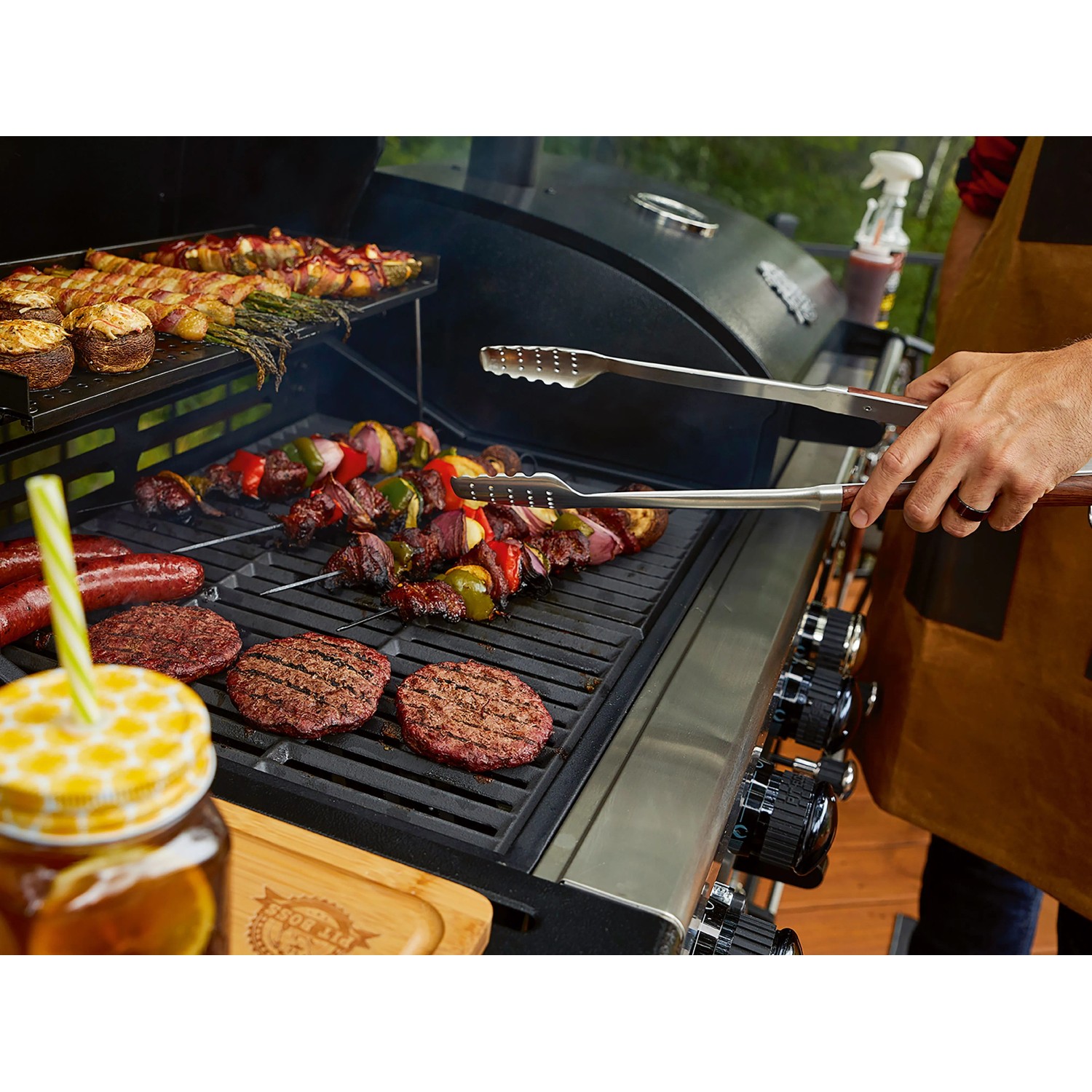 Pit Boss Memphis Kombi-Grill mit Grillgut: Burger, Spieße und Würstchen auf dem Gasgrill.