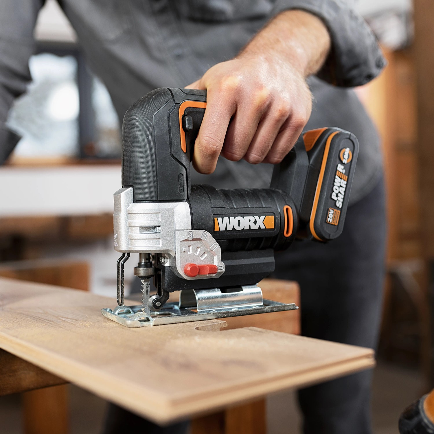 Worx Akku-Stichsäge WX543 im Einsatz beim Sägen von Holz. Stichsäge aus der Kategorie Sägen.