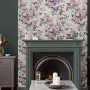 Laura Ashley Vliestapete Pembrey mit Rosen- und Hortensienmuster in Rosa und Blau.