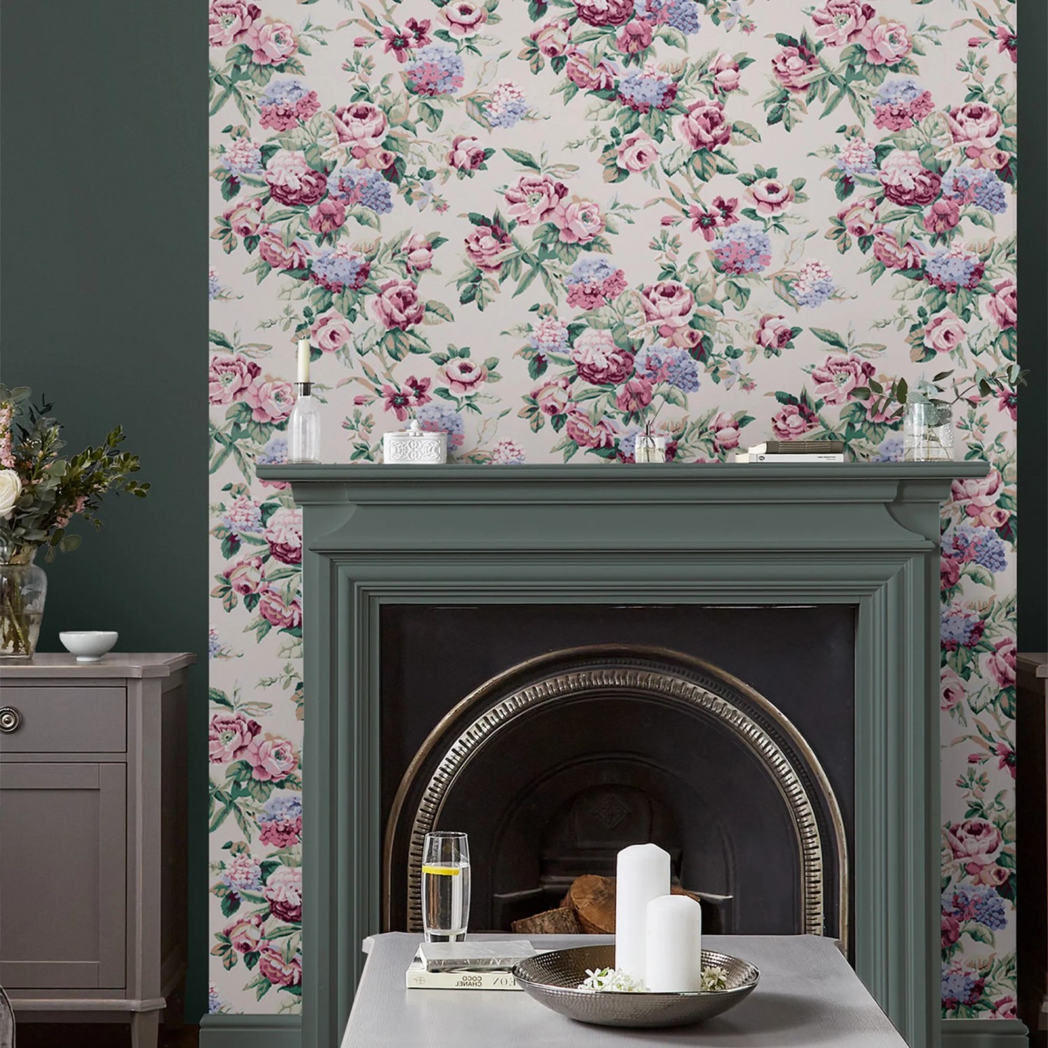 Laura Ashley Vliestapete Pembrey mit Rosen- und Hortensienmuster in Rosa und Blau.