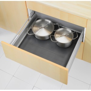 Schwarze Wenko Anti-Rutsch-Matte (150x50 cm) in Schublade mit Töpfen. Küchenhelfer für mehr Ordnung.