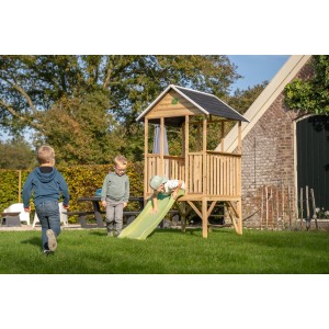 Exit Holzspielhaus Panorama 300 mit Rutsche im Garten mit spielenden Kindern.