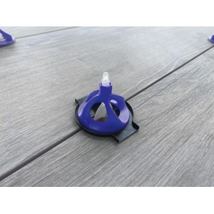 LUX-TOOLS Nivellierhilfe Kratzschutzkappen auf Fliesen, Detailaufnahme des Nivelliersystems.