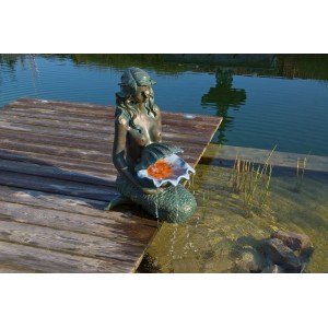 Bronzefarbene Meerjungfrau als Wasserspiel Oslo mit LED im Gartenbrunnen.