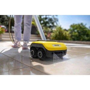 Kärcher PCL 6 Terrassenreiniger in Gelb/Schwarz bei der Reinigung einer Steinterrasse.