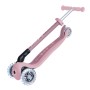 Globber Primo Foldable Lights Tretroller, 3-rädrig, beere, mit leuchtenden LED-Rollen, im zusammengeklappten Zustand.