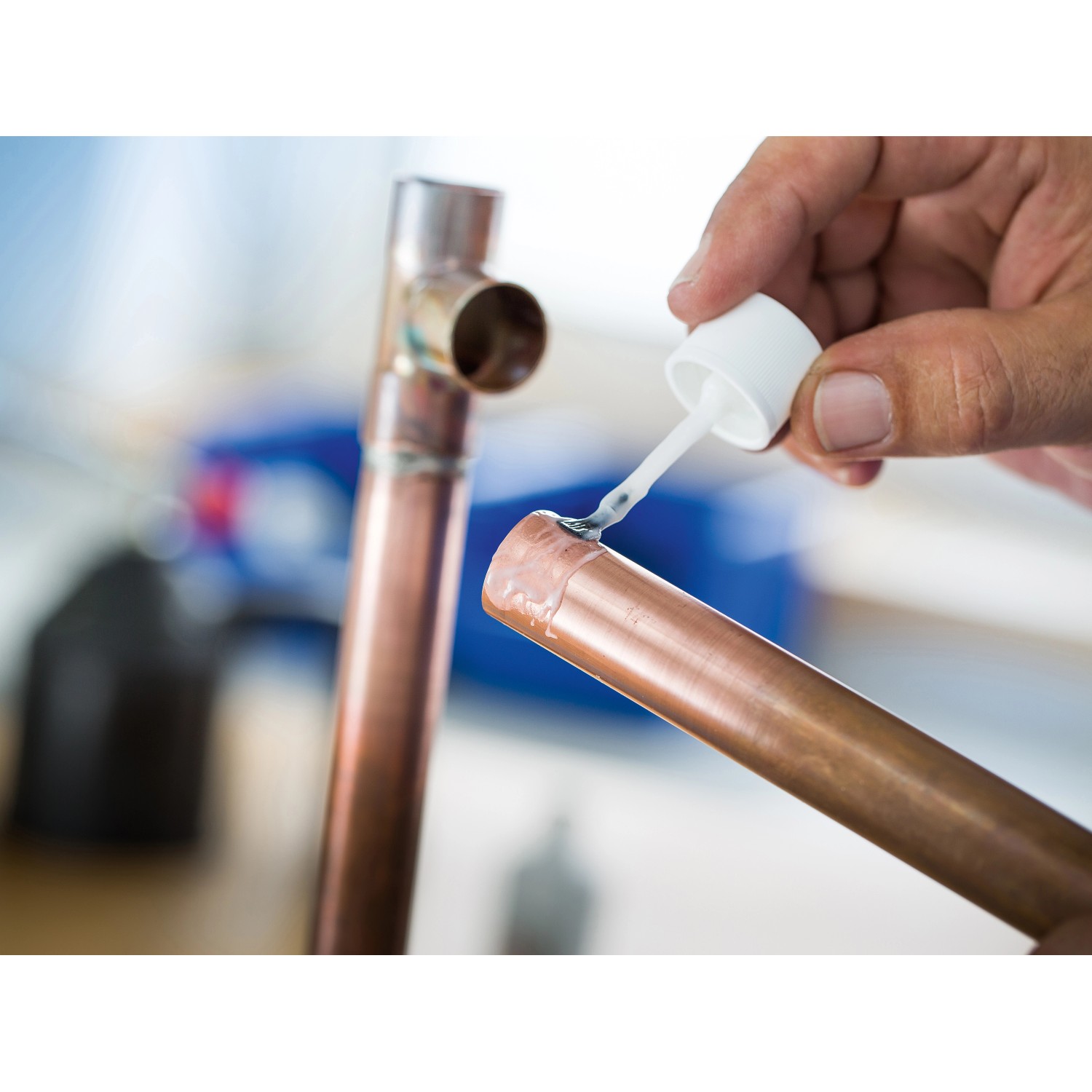 Anwendung der LUX Weichlötpaste WLP/50 auf Kupferrohr. Zubehör für Lötgeräte.