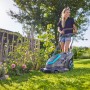 Frau mäht Rasen mit Gardena Akku-Rasenmäher PowerMax Duo 46/36 V. Inkl. 2 Akkus.