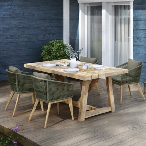 Rechteckiger Gartentisch Tanami aus Holz mit vier Stühlen auf einer Terrasse.