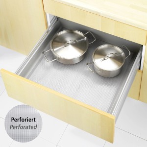 Wenko Anti-Rutsch-Matte perforiert im Schubfach mit Töpfen. Küchenhelfer für mehr Ordnung.