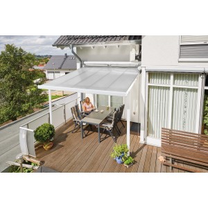 Weiße Gutta Terrassenüberdachung 306x306 cm mit Polycarbonatplatten und sitzender Person.
