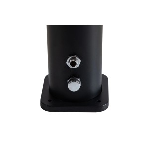 Detailaufnahme: Schwarze Steinbach Solardusche Compact 25 l mit Anschlüssen.