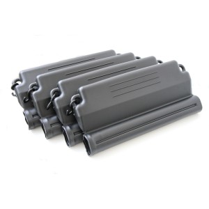 Schwarze CF Eisdruckpolster (23x50x5 cm) für Pools, verbunden mit Haken, zum Schutz vor Frostschäden.