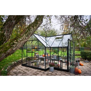 Halls Gewächshaus Garden Room, schwarzer Rahmen, Glas, mit Pflanzen und Dekoration im Garten.