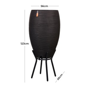 Schwarze Capi Regentonne Rib, 130L, mit Struktur und Standfüßen. Regenspeicher für den Garten.