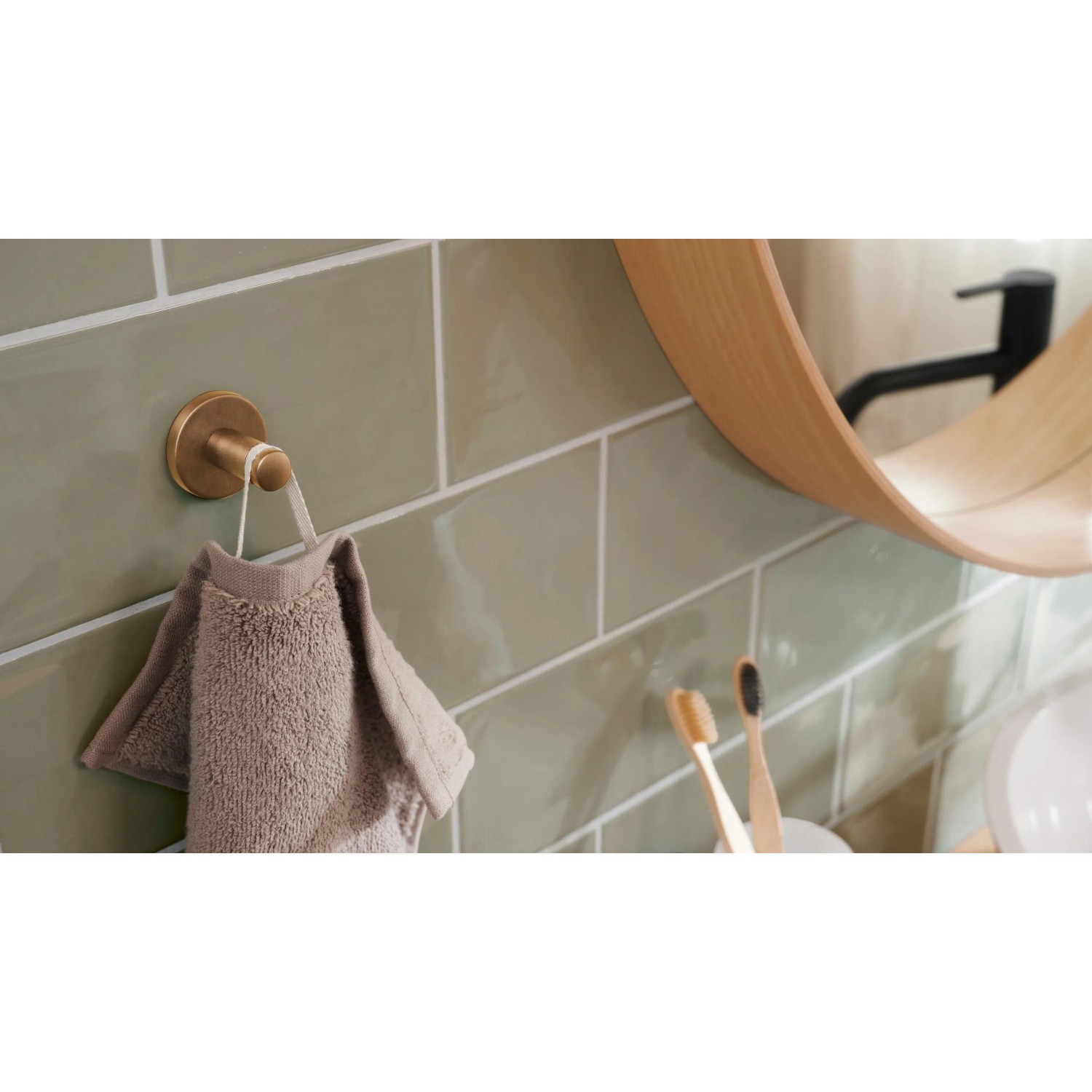 Tesa Handtuchhaken Moon in Bronze mit Handtuch im Badezimmer.
