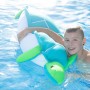 Junge umarmt blaue Westmann Pool Buddy Schildkröte im Wasser.