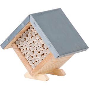 Quadratisches Bienenhaus von Esschert Design aus Holz mit grauen Metalldach und Niströhren.