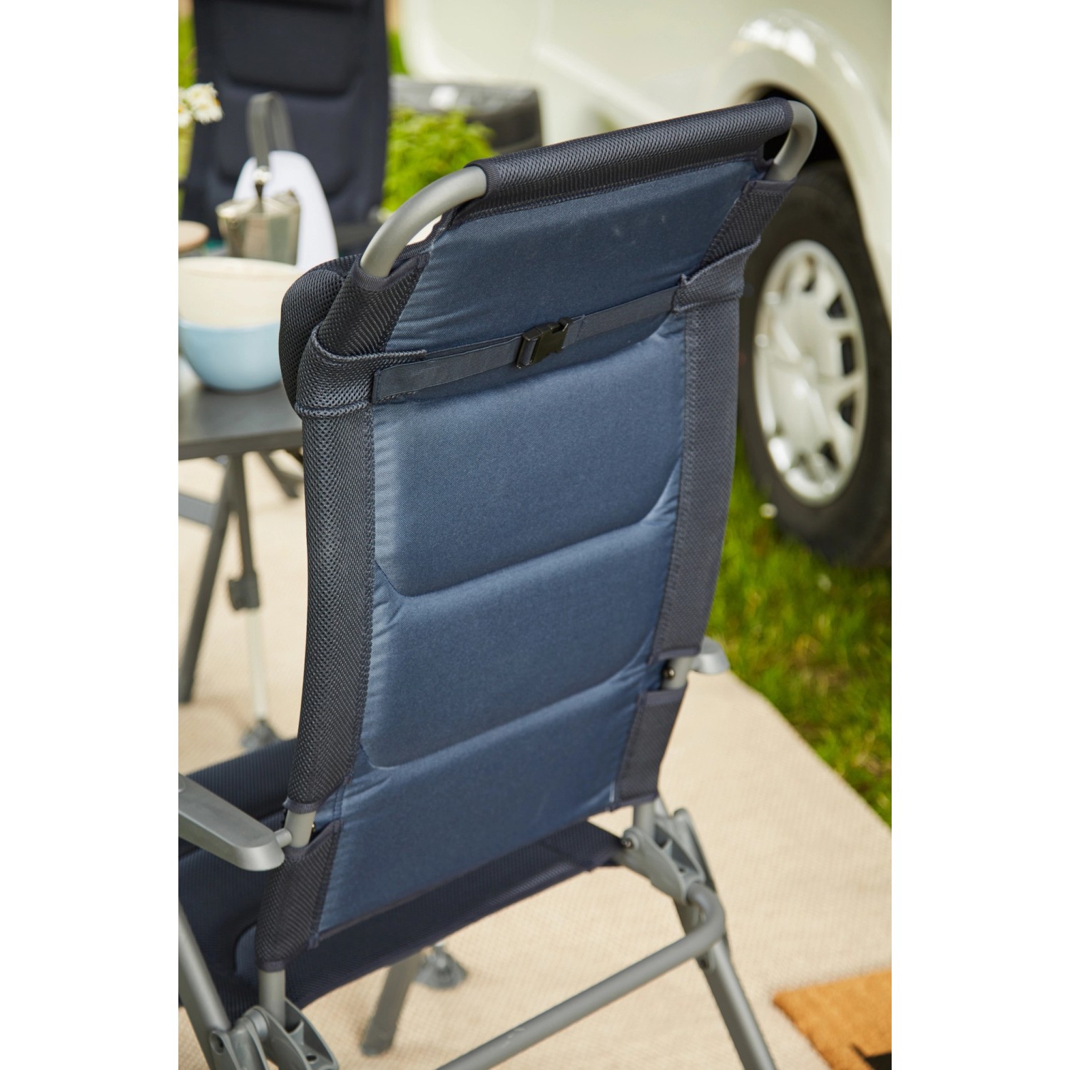 Dunkelblauer Siena Garden Campingsessel Premium, Rückenansicht. Bequemer Klappstuhl für Camping und Outdoor.