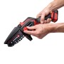 Einhell Akku-Kettensäge GE-PS 18/15 Li BL-Solo in Aktion, gehalten von Händen. Kompakte Akku-Astkettensäge.