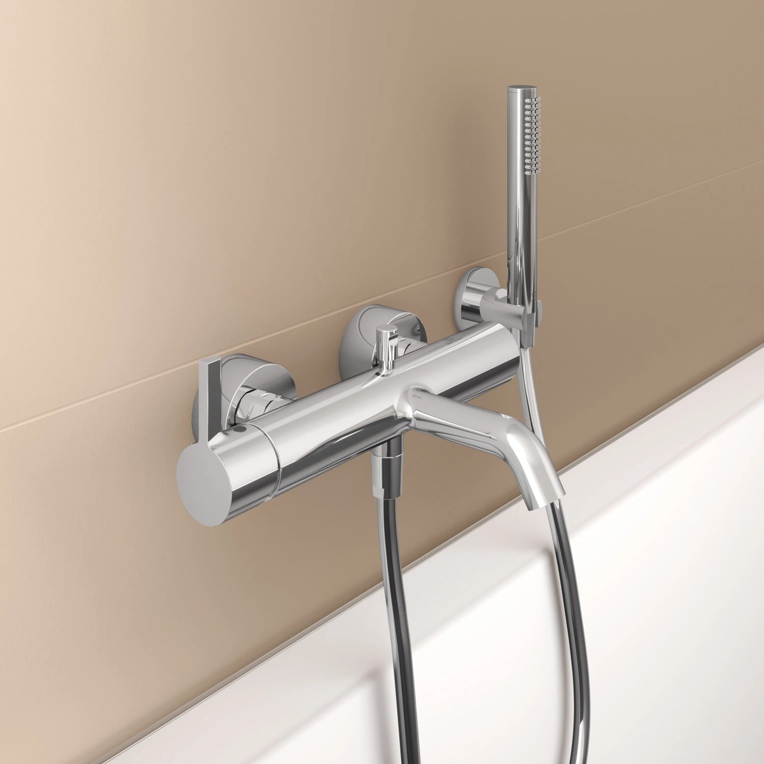 Ideal Standard Idealrain Atelier Handbrause in Chrom, montiert an der Wand.