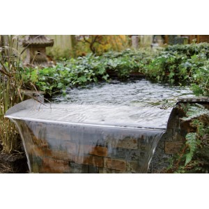 Ubbink Überlauf-Element Brisbane aus Edelstahl im Gartenteich mit Wasserfall.
