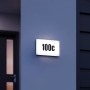 Steinel LED-Hausnummerleuchte L 1 N an blauer Hauswand mit der Nummer 100c.