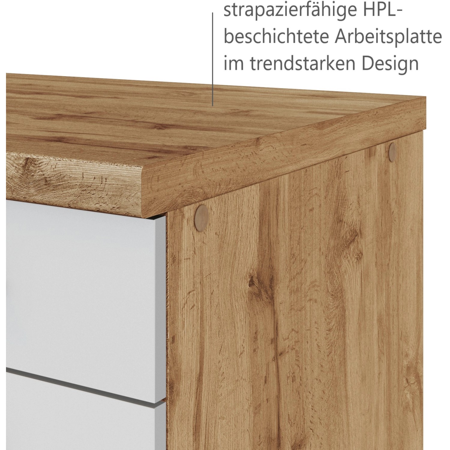 Detailaufnahme: Küchenzeile in Weiß und Wotaneiche mit robuster Arbeitsplatte.