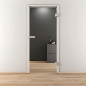 Novadoors Glasdrehtür Nova 510 aus Klarglas mit silbernen Beschlägen in weißem Rahmen, für helle Räume.