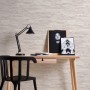 Vliestapete Stein Creme im 3D-Look an Wand hinter Schreibtisch.