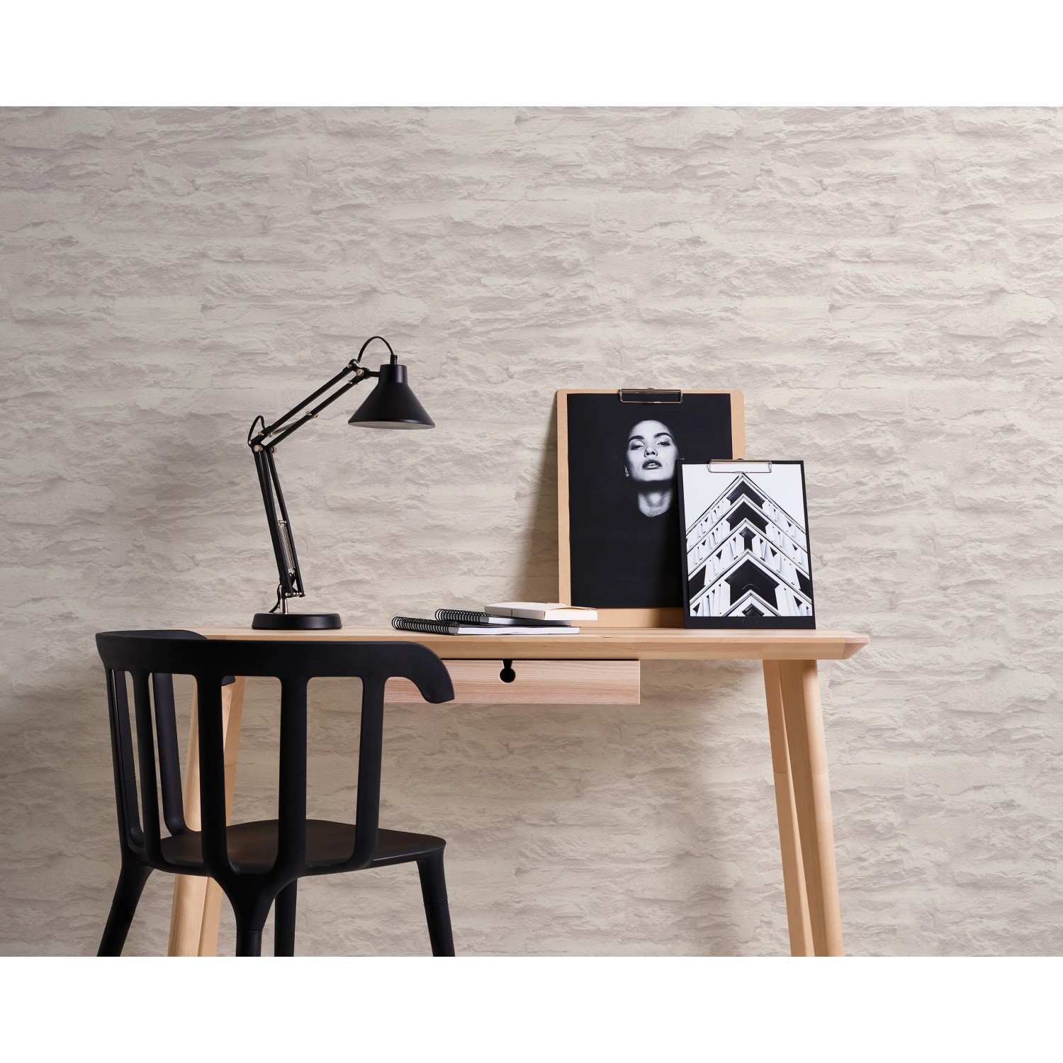 Vliestapete Stein Creme im 3D-Look an Wand hinter Schreibtisch.