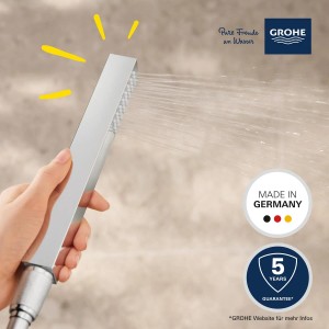 Grohe QuickFix Handbrause Vitalio Joy Cube mit Wasserstrahl in der Hand.