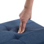 Detailaufnahme: Finger drücken in die gepolsterte, blaue Songmics Sitztruhe / Schuhbank.