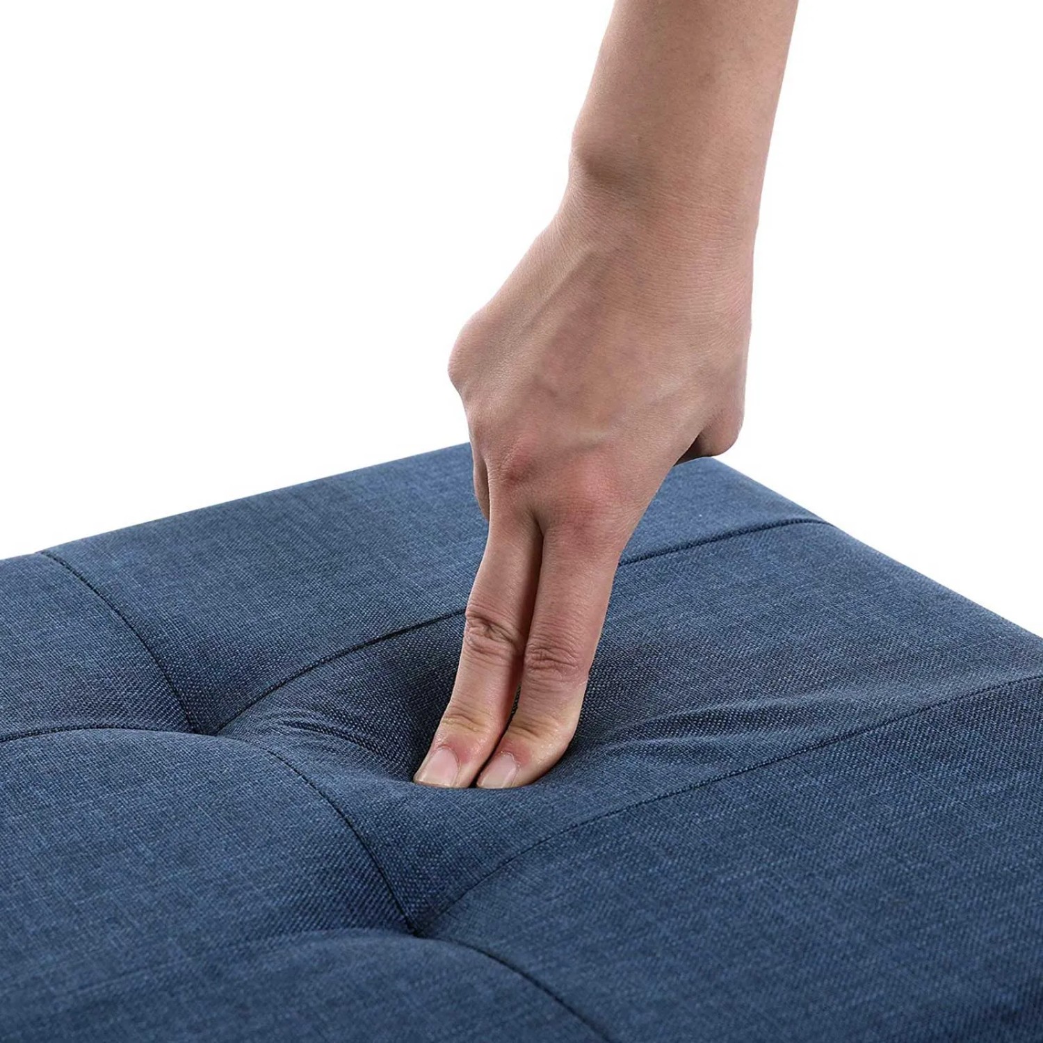 Detailaufnahme: Finger drücken in die gepolsterte, blaue Songmics Sitztruhe / Schuhbank.
