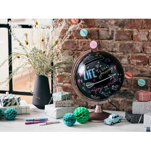 Dekorierter Globus mit Edding Paintmarker E-751 Schwarz und Geschenken. Stifte zum Bemalen von Oberflächen.