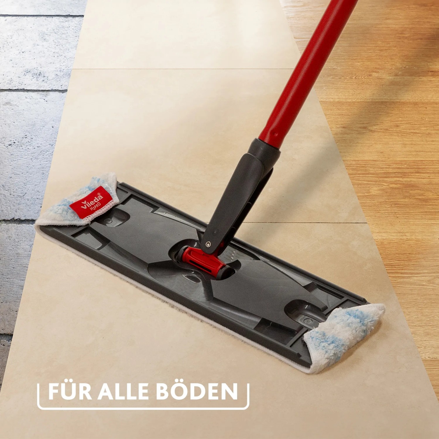 Vileda H2PrO Flachwischer Set mit rotem Stiel und grauem Wischerkopf auf hellem Boden.