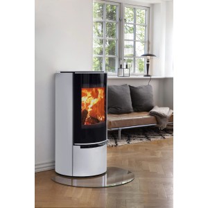 Aduro Kaminofen 17.1 Lux Weiß 7 kW mit Glasbodenplatte im Wohnraum.